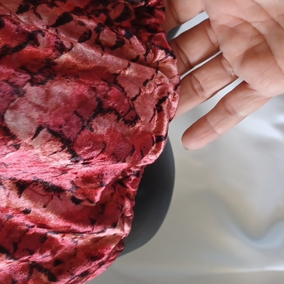 Project RUNWAY Red Snake Print Blouse. M, stretchy, elastic waist band - Picture 4 of 8